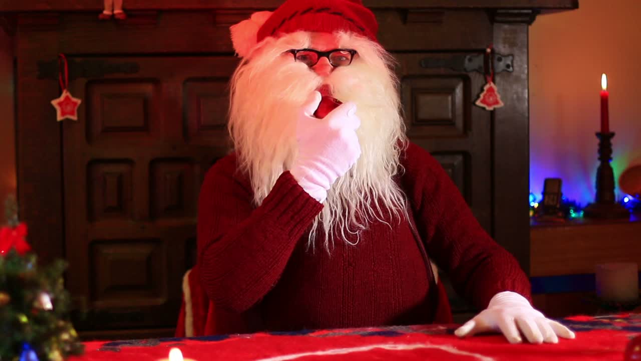 빨간 사과를 먹는 산타클로스