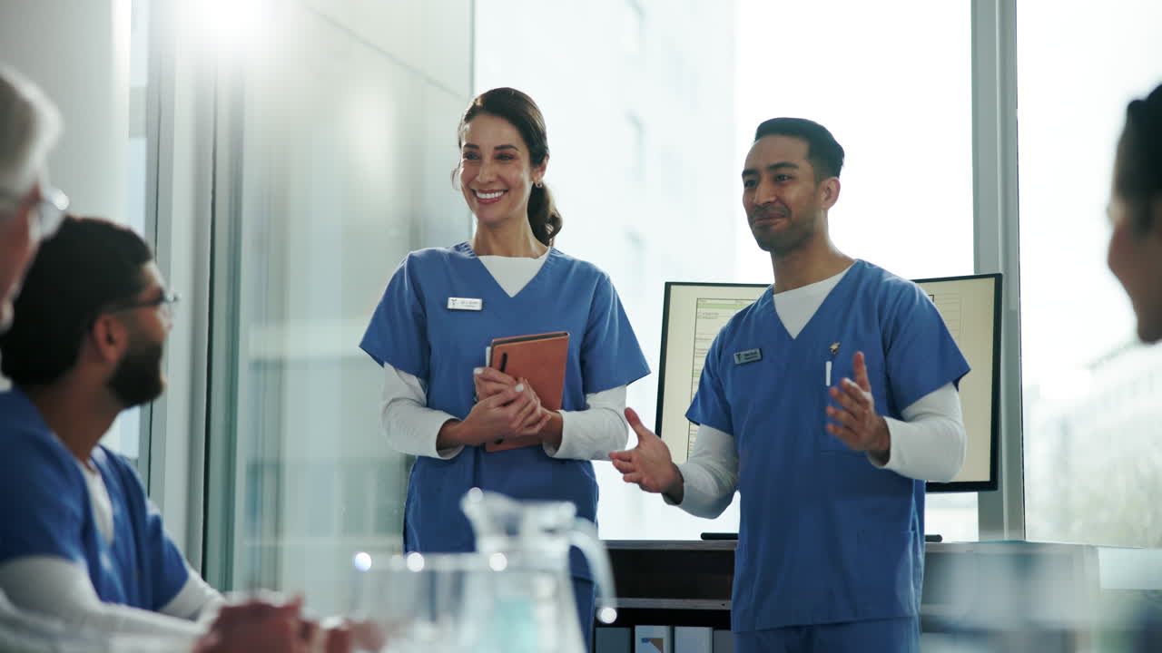 profesionales médicos que tienen una reunión