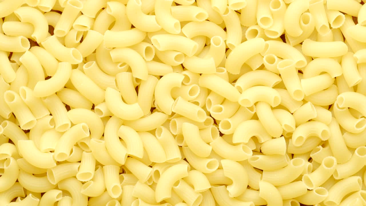 una pila de pasta italiana cruda girando en círculo