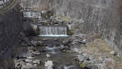 control de torrentes de un arroyo que fluye sobre obstáculos y piedras artificiales