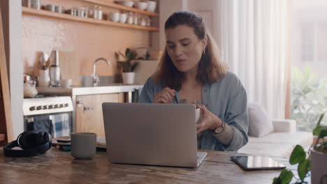 Mujer-Joven-Usando-Una-Computadora-Portátil-Trabajando-Desde-Casa-Proyecto-De-Intercambio-De-Ideas-Para-Estudiantes-Investigando-Información-En-Línea-Desayunando-Disfrutando-Del-Estudio