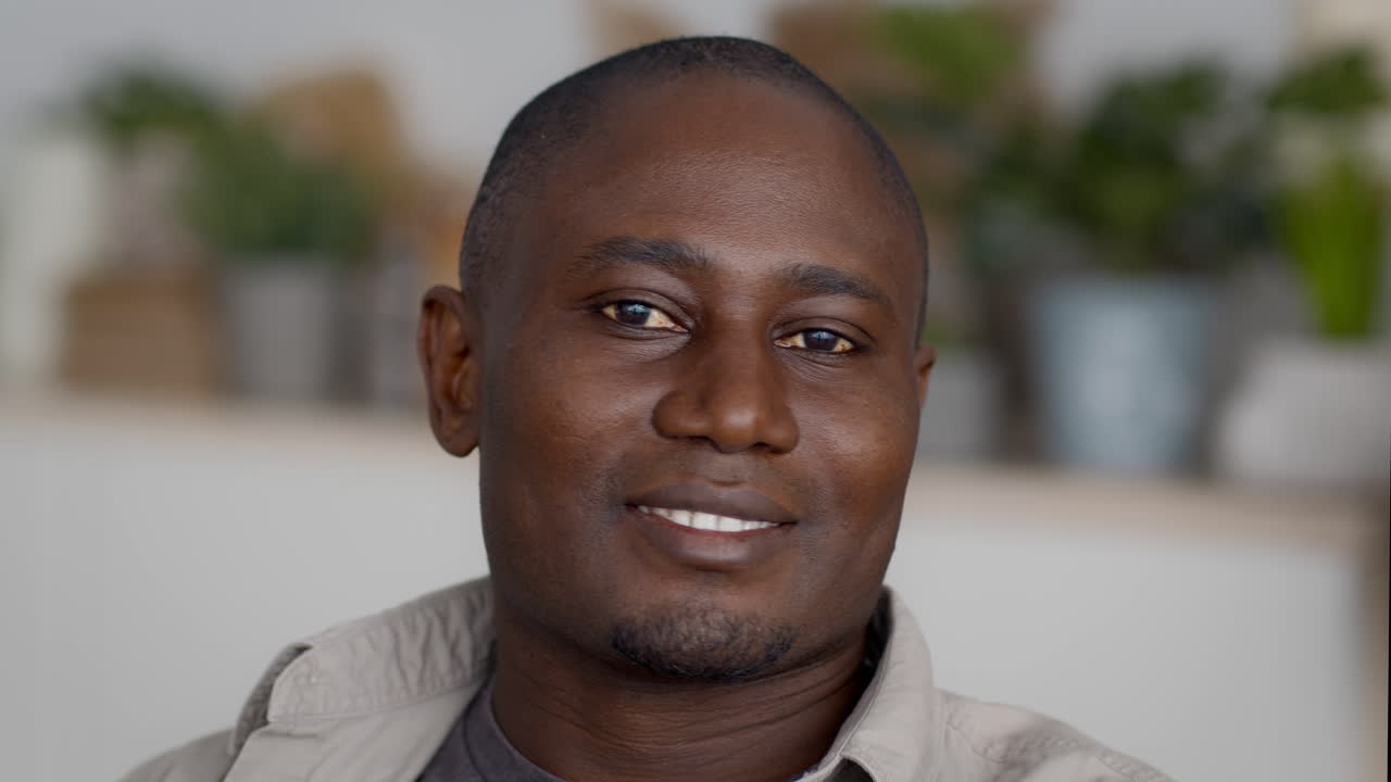 hombre con una máscara