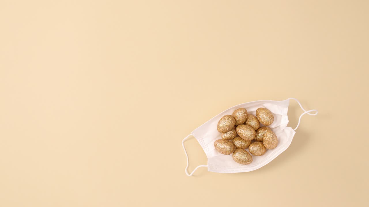 황금 반이는 부활절 달은 벌거벗은 배경에 얼굴 마스크에 나타납니다.