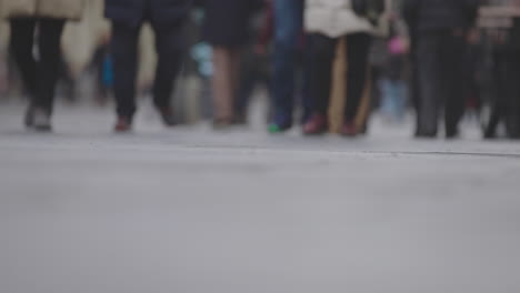 personas caminando por una calle de la ciudad