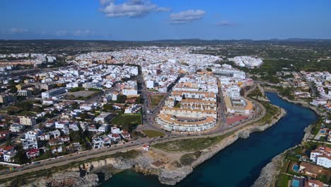 Luxusimmobilie-Auf-Menorca,-Spanien,-Mit-Hinterhöfen-Am-Flussufer
