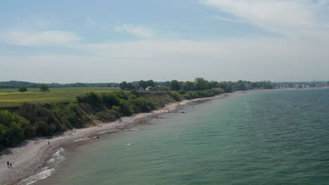 Kleiner-Strand-In-Brodten,-Deutschland,-Mit-Blick-Auf-Die-Ostsee-An-Einem-Sonnigen,-Friedlichen-Tag,-Vorwärts,-Tag