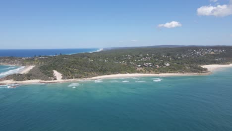 vista aérea de la reserva del cabo de deadmans y la playa del cilindro en verano - punto de observación en la isla de north stradbroke, queensland, australia
