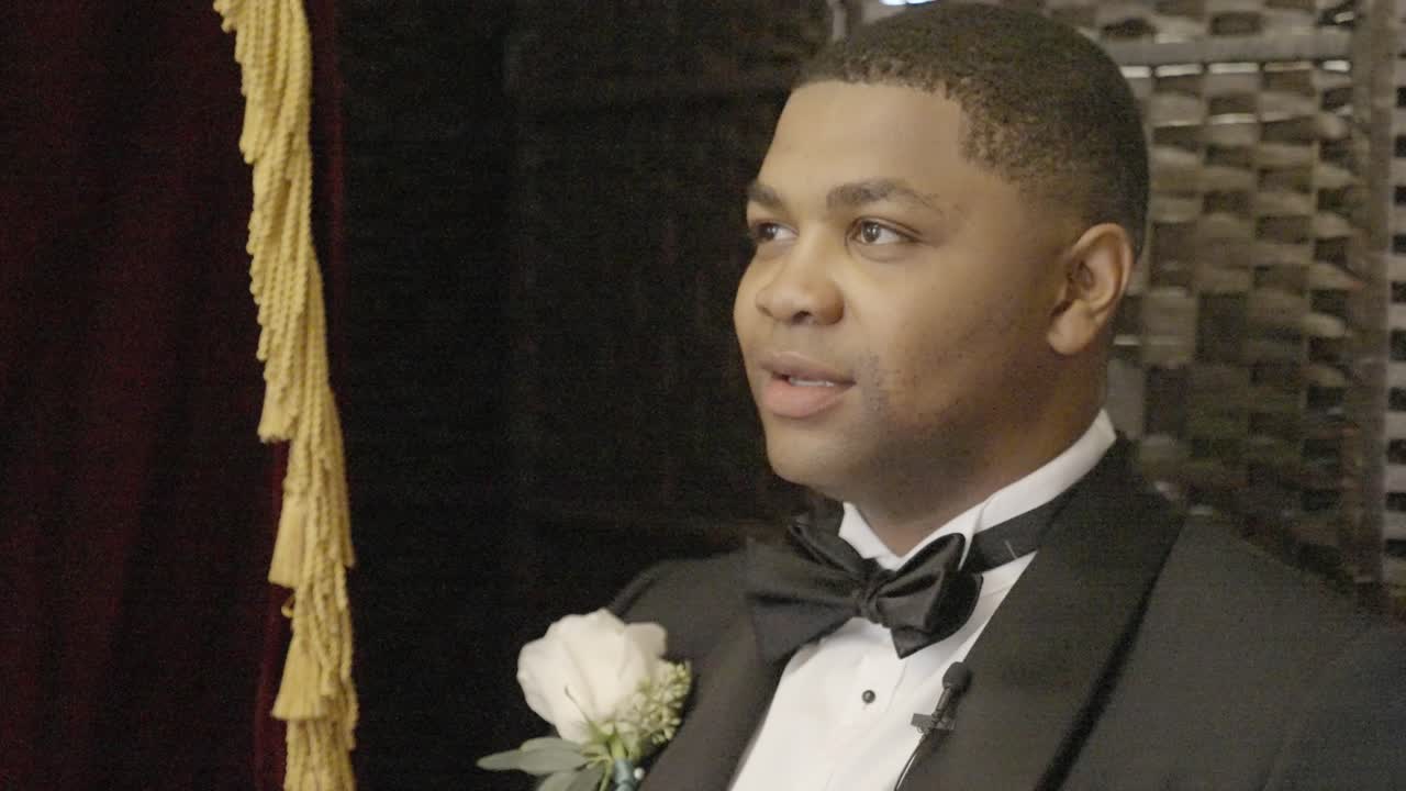 카메라 조명이 깜박일 때 결혼식 날 자신을 표현하는 신랑과의 인터뷰