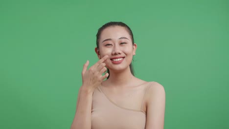 얼굴 크림 을 바르는 여자