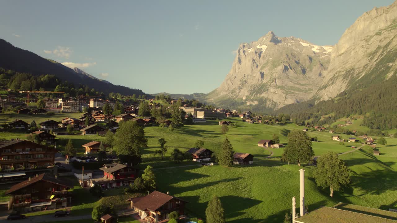 dolly de lado de derecha a izquierda y subiendo con una impresionante vista de la aldea montañosa suiza grindelwald y el monte wetterhorn