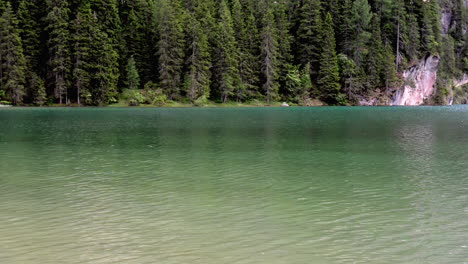 Blick-Auf-Pragser-Wildsee-Landschaft-Sommer