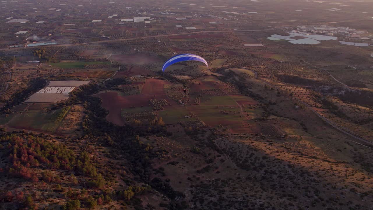 Volo in paramotore al tramonto sulla città di Ginosa, vibrante e panoramica