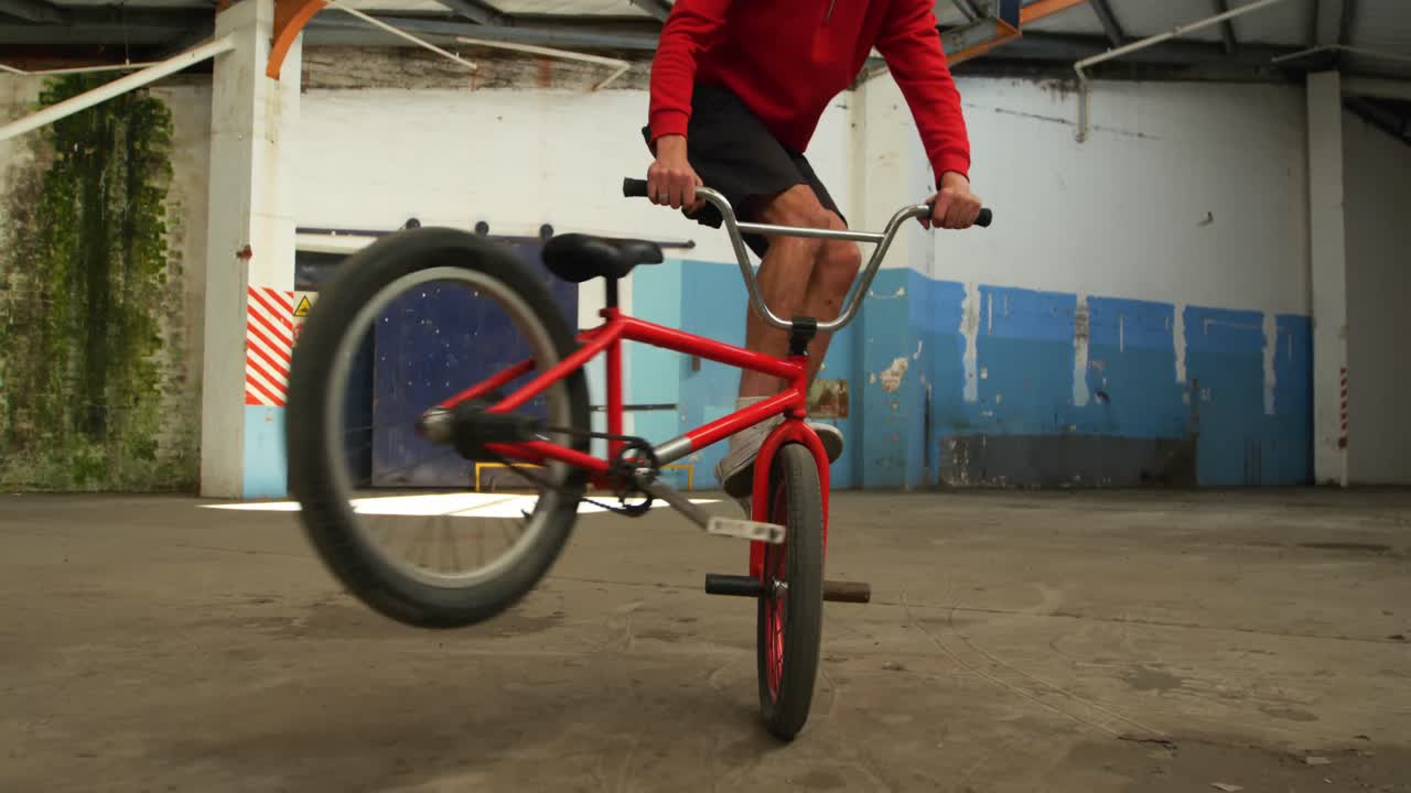 비어있는 창고에서 bmx 라이더