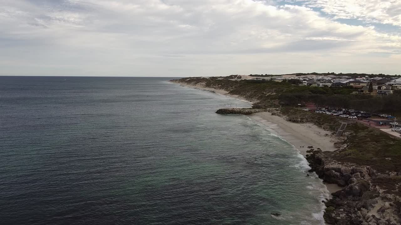 vista aérea sobre burns beach en invierno, perth, australia occidental