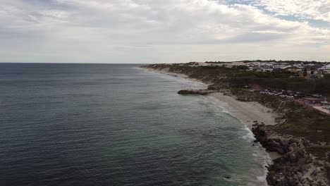 Vista-Aérea-Sobre-La-Playa-De-Quemaduras-En-Invierno,-Perth,-Australia-Occidental