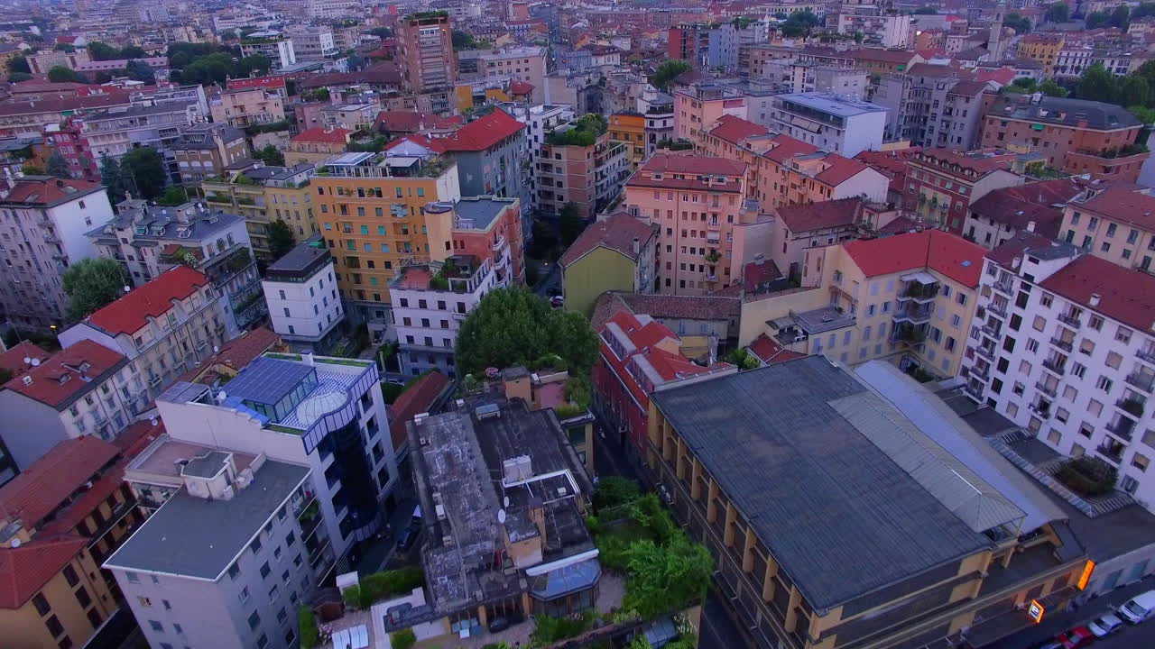 Milano - Un breve volo che rivela i famosi viali e le strade della città di Milano - Tramonto