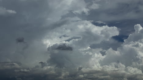 Zeitraffer-Tropischer-Cumulus--Und-Cumulonimbuswolken,-Die-Sich-Von-Rechts-Nach-Links-Bewegen,-Während-Sich-Ein-Tropischer-Nachmittagssturm-Aufbaut