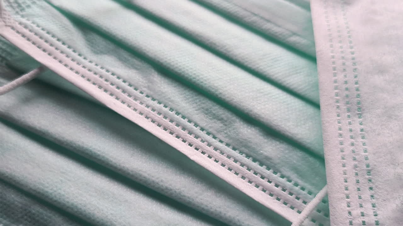 코로나바이러스 보호 마스크를 닫습니다. 핸드헬드 샷