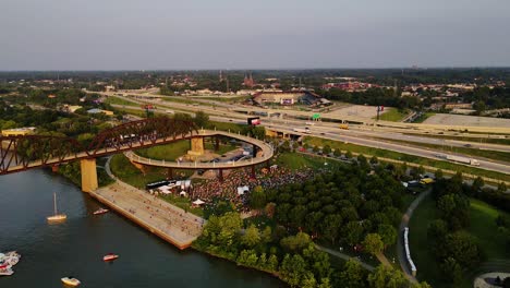 Vista-Aérea-De-Un-Concierto-Al-Aire-Libre,-Puesta-De-Sol-En-Louisville,-Ee.uu.---Pan,-Tiro-De-Drones