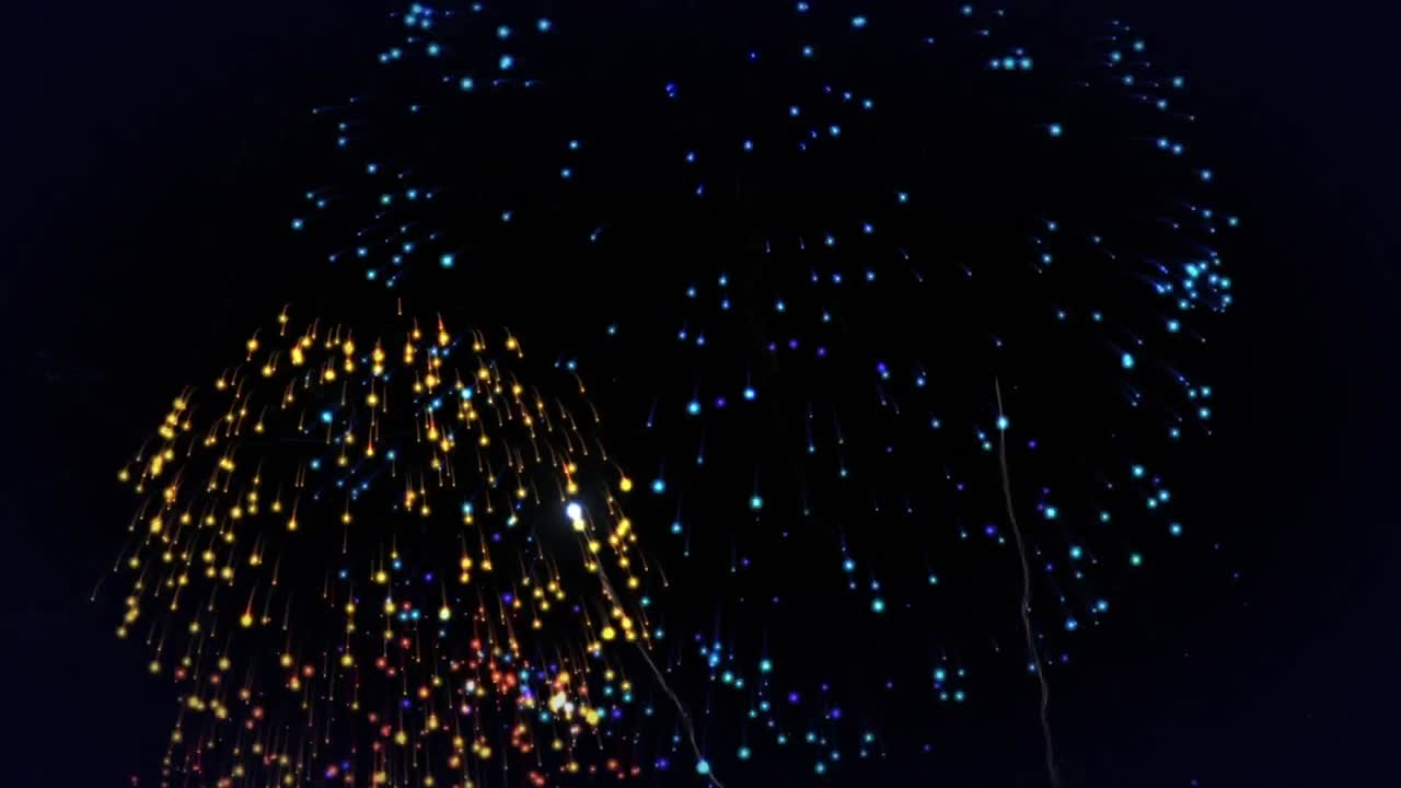 다채로운 불꽃놀이가 폭발하는 애니메이션