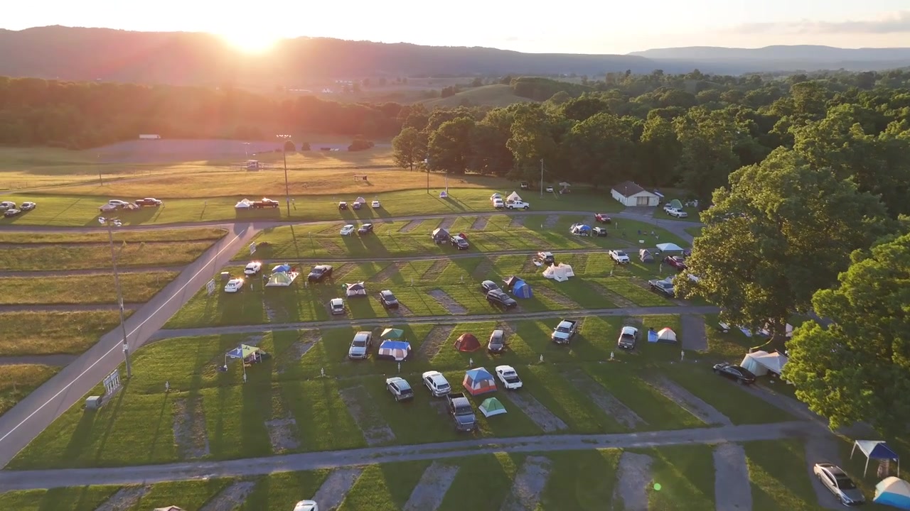 Luftpanorama over campingplads med parkerede autocampere ved solnedgang i West Virginia.
