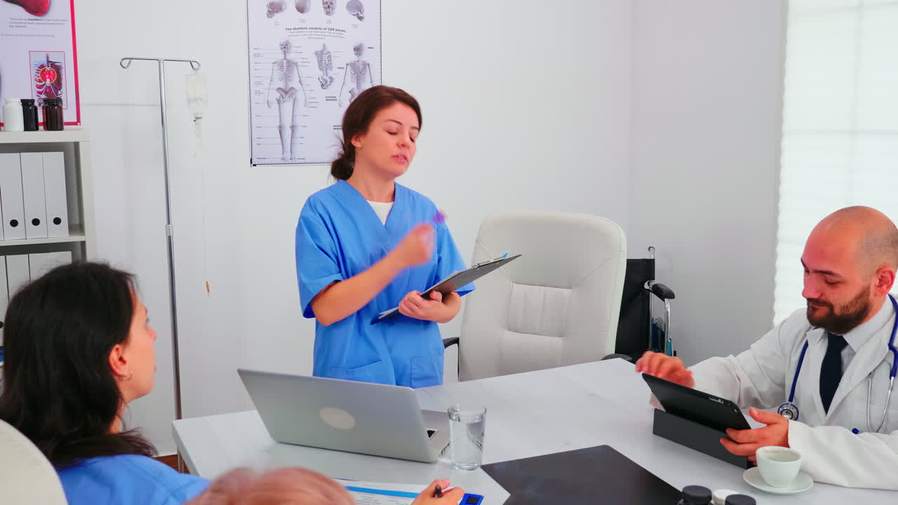 grupo de médicos sentados en el escritorio trabajando juntos en la oficina médica