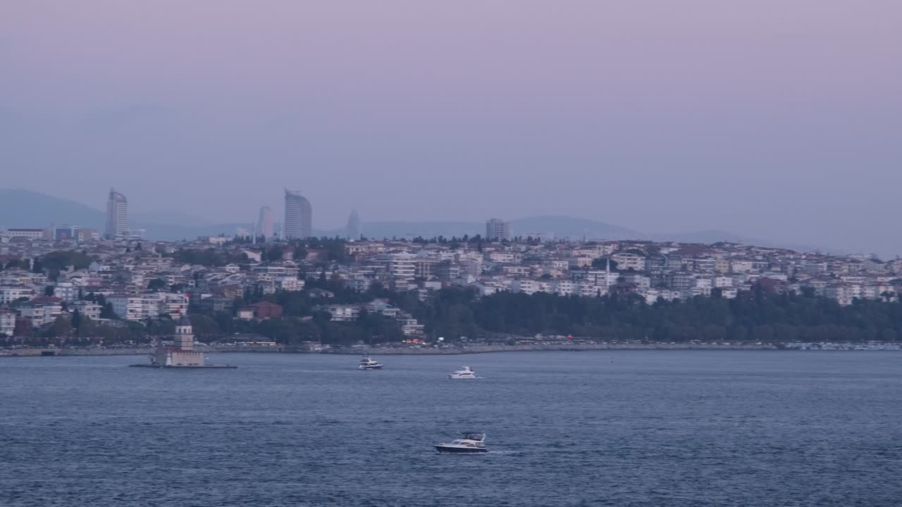 imágenes del mar de mármara, la torre de la doncella, algunos barcos y barcos en la escena