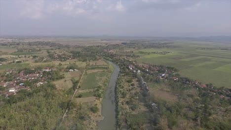 Ci-Sanggarung-Es-Un-Río-Que-Fluye-En-La-Provincia-De-Java-Occidental,-Indonesia