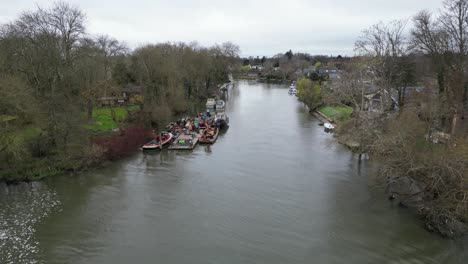 Arbeitsboote,-Lastkähne-Auf-Der-Themse,-Shepperton-Weir,-Themse,-Surrey,-Vereinigtes-Königreich,-Drohnen-Luftaufnahme