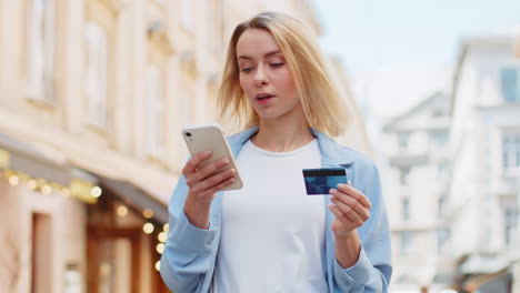 Mujer-Sorprendida-Tratando-De-Pagar-Compras-En-Línea-Teléfono-Inteligente-Tarjeta-De-Crédito-Bloqueada-Falta-De-Saldo-De-Dinero