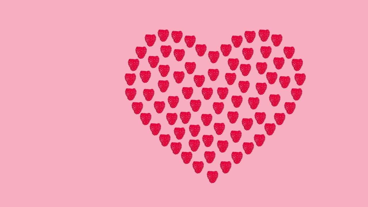 molti lamponi freschi maturi a forma di cuore rosso battuto animato su uno sfondo rosa close-up. looping senza cuciture di cibo 3d realistico