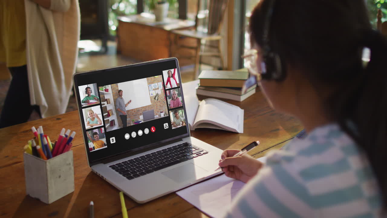 estudiante que usa una computadora portátil para una lección en línea en casa, con un maestro y una clase diversos en la pantalla