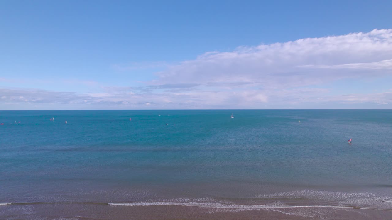 남성이 아름다운 외로운 해변에서 물을 향해  ⁇ 고, 드론  ⁇ 을 드러 ⁇ 니다.