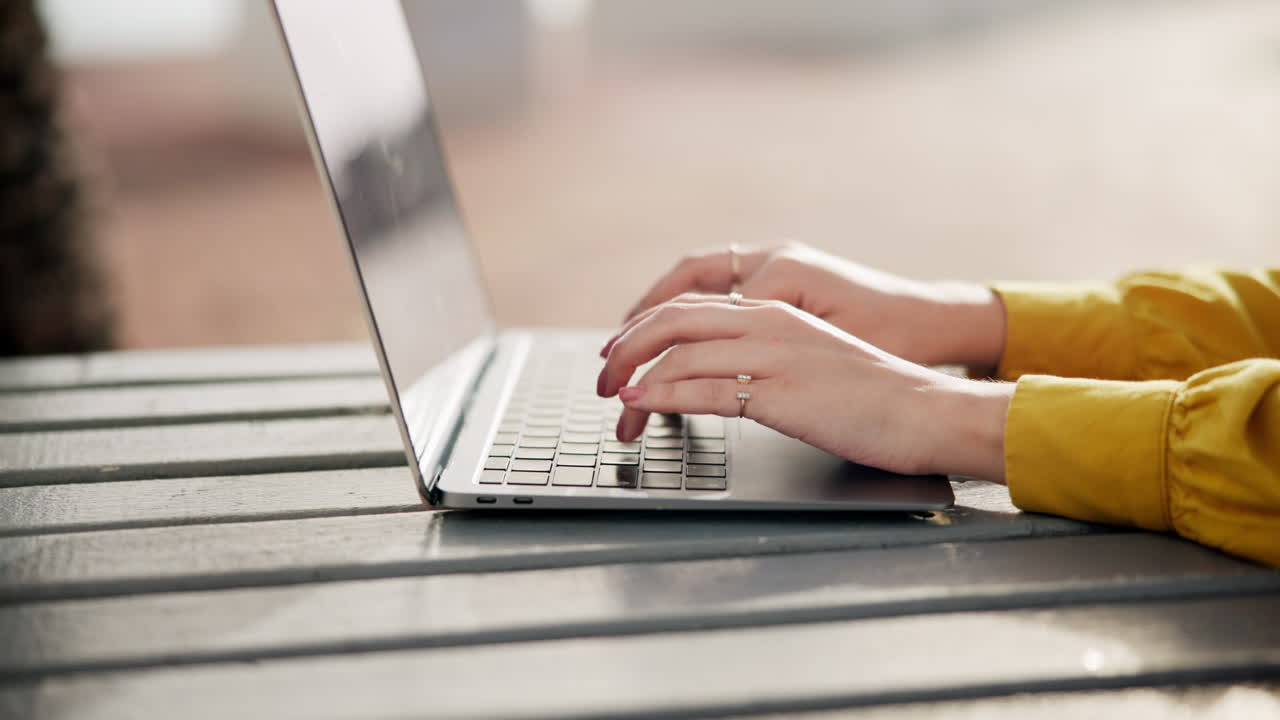 노트북에서 타이핑하는 여자