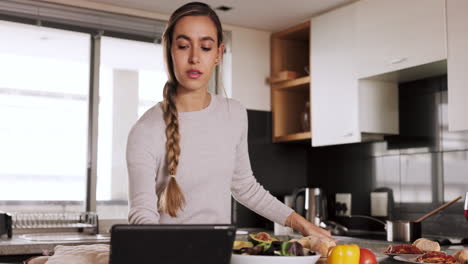 mujer cocinando en la cocina