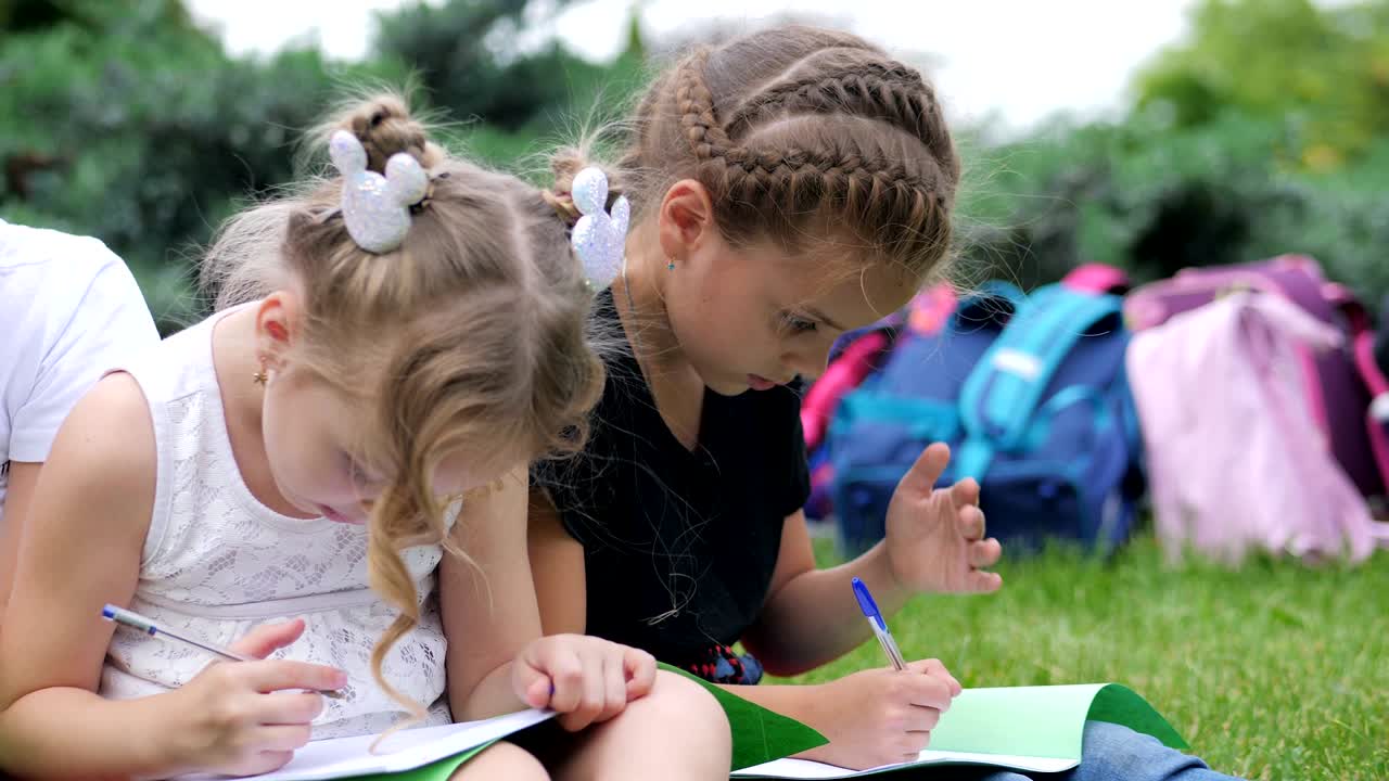 Gruppe fröhlicher Kinder lernt im Freien in der Schule nach dem Quarantäne-Lockdown