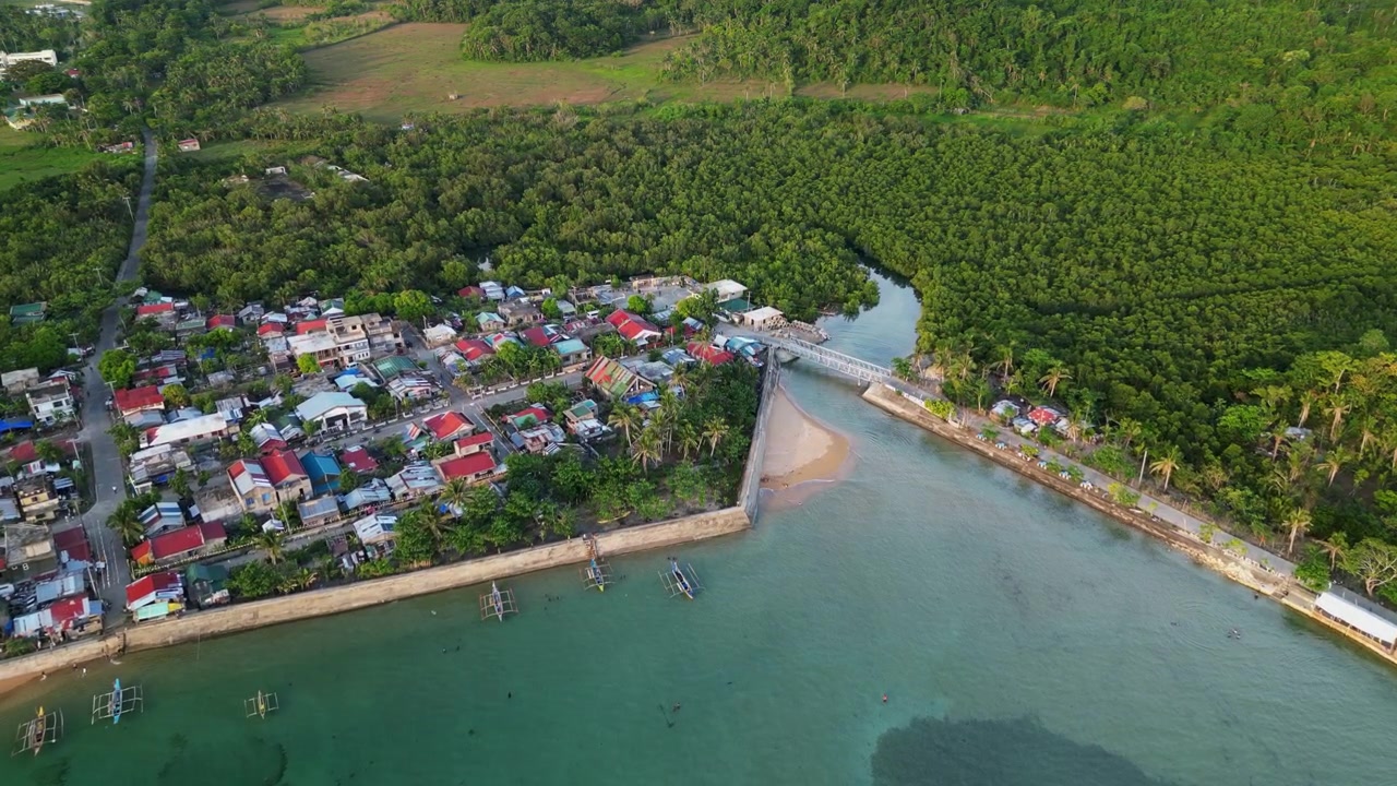 Quay dolly trên không qua Magnesia Del Norte ở Virac, Catanduanes, với một làng chài ven biển nông thôn, thuyền bangka, rừng ngập mặn và bờ biển