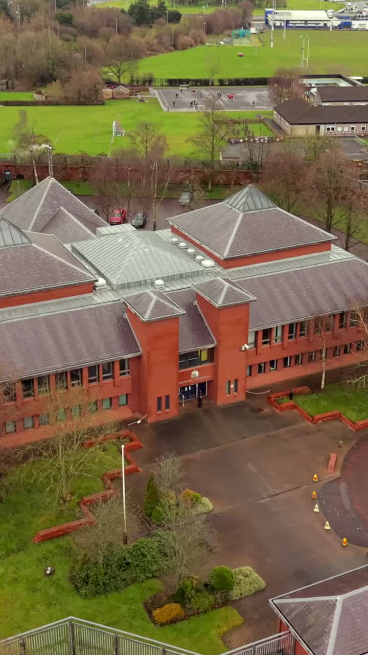 Luftvideo i socialt format, der roterer med uret, af Coleraine Retsbygning i Coleraine, Nordirland. Produceret i 1080x1920 vertikalt format, 60 billeder per sekund og med Rec709 farver