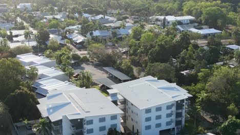 Pequeño-Complejo-De-Apartamentos-En-Un-Suburbio-Costero-Con-Vista-Al-Mar