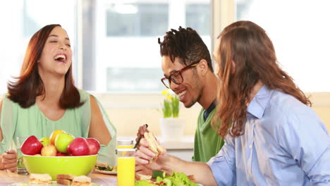 Un-Hombre-De-Negocios-Informal-Sonriente-Almorzando-Con-Sus-Colegas