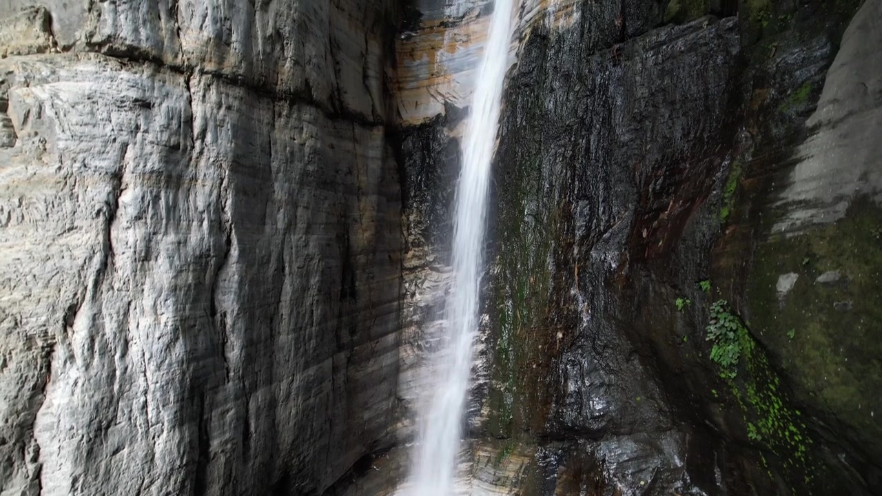 Vakkert fossefall i Sindhupalchok, Nepal