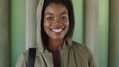 Retrato-De-Una-Estudiante-Afroamericana-Sonriendo-Exitosamente-Confiada