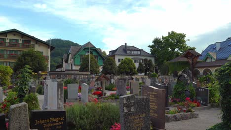 lápidas y tumbas del cementerio de la ciudad de saint gilgen spa