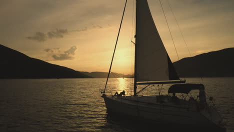 puesta de sol navegando en un yate