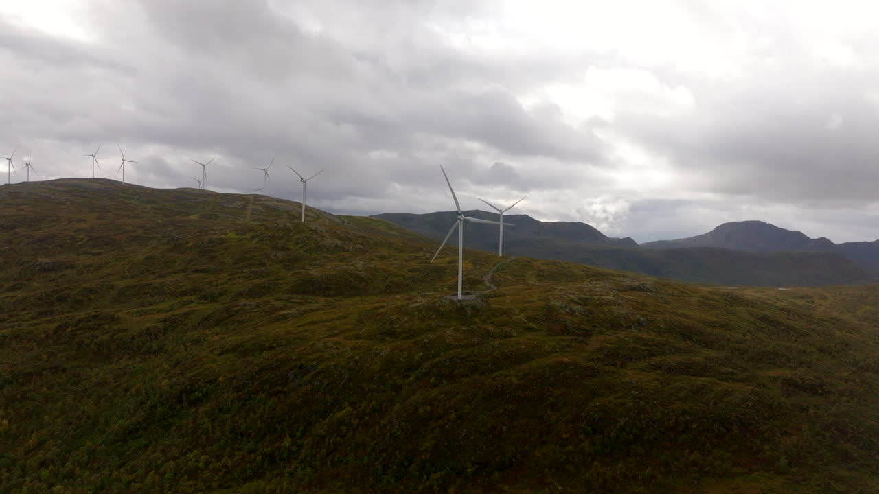 turbinas eólicas en el paisaje noruego, sortland, campos verdes, campo, día nublado, norte de noruega en escandinavia.
