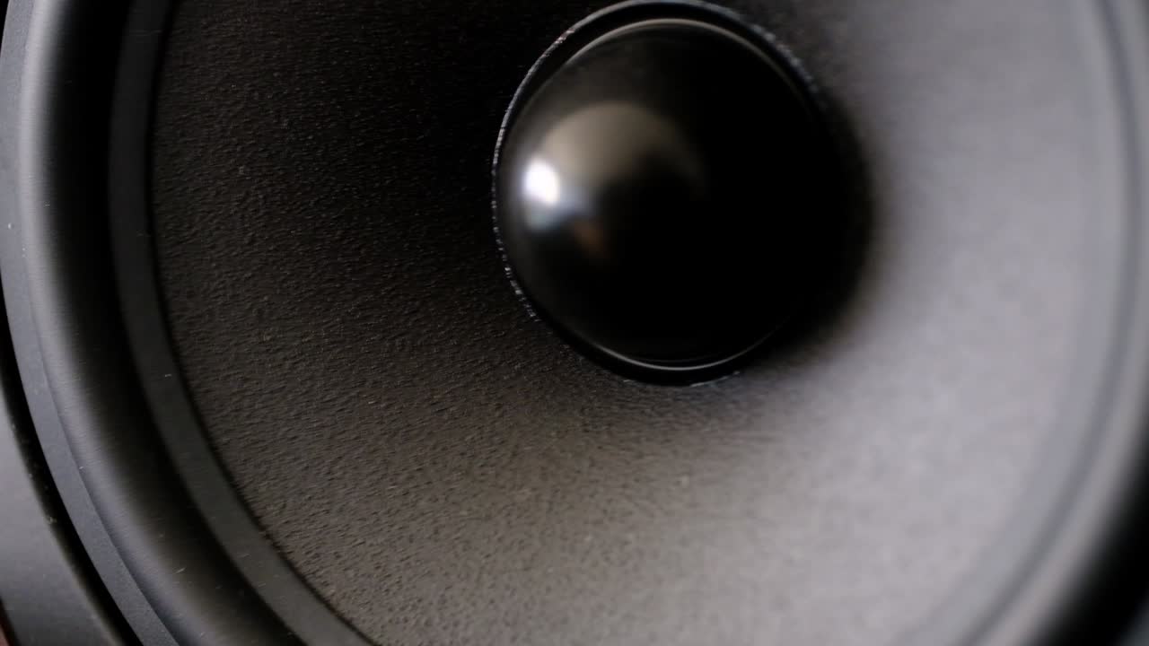 Video ravvicinato della vibrazione di un altoparlante audio