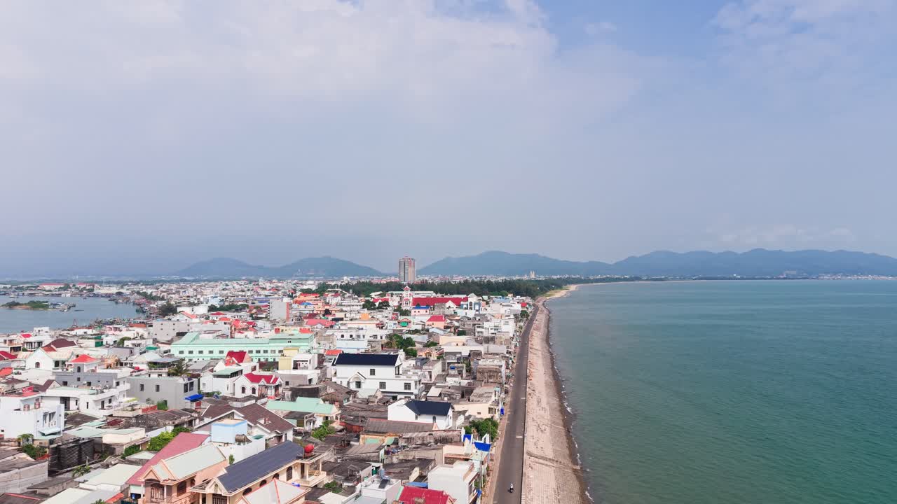 Panoramica aerea della costa nel villaggio di pescatori