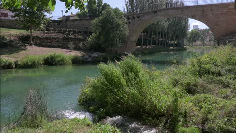 Blick-Auf-Einen-Fluss,-Im-Hintergrund-Ist-Das-Kernkraftwerk-Trillo-In-Der-Provinz-Guadalajara-In-Spanien-Zu-Sehen