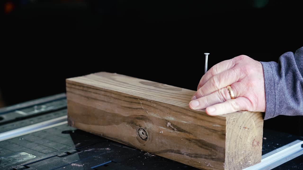 человек бьет гвоздь в замедленном движении.