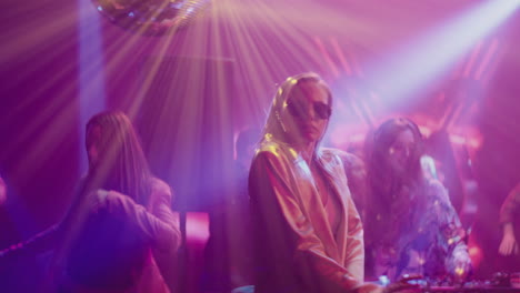 la escena de la fiesta en el club nocturno